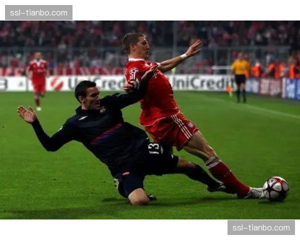 场边视角：里昂球迷远征看台高歌鼓舞球队